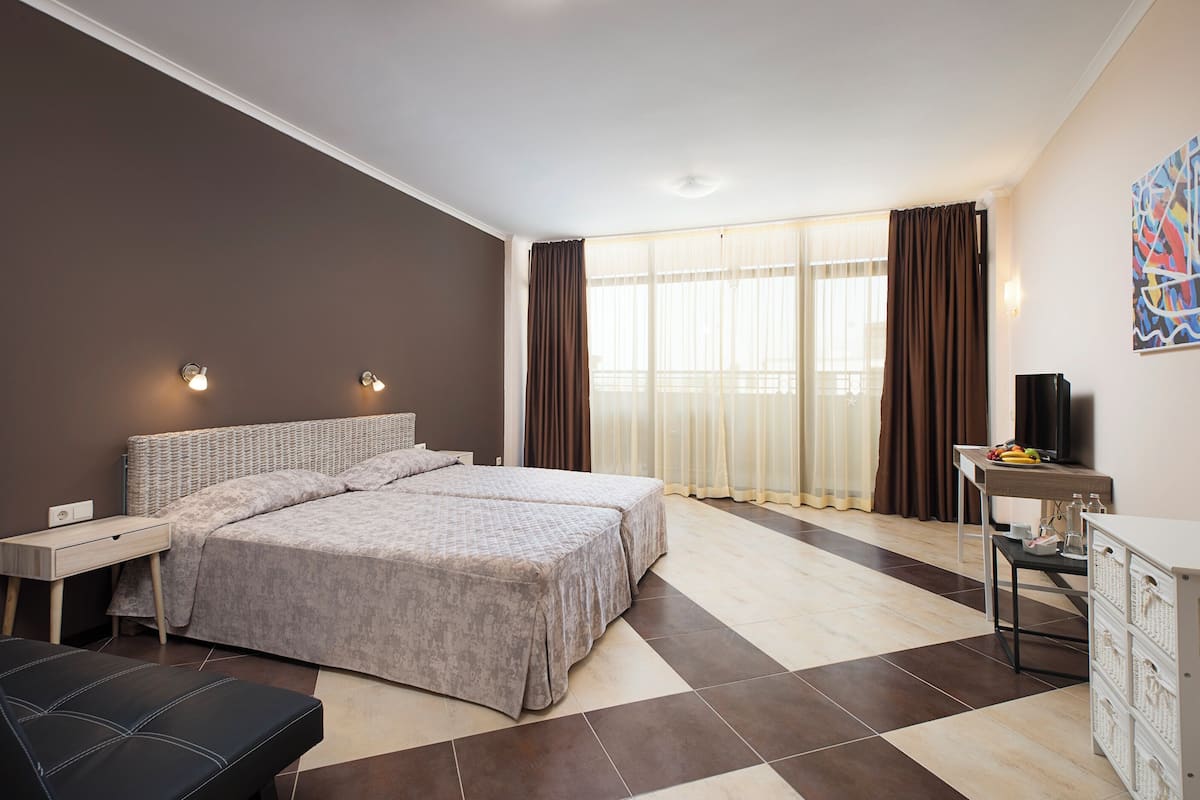 hypo-allergenic bedding, in-room safe, desk, blackout curtains