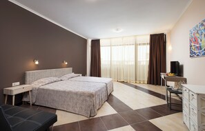 Ropa de cama hipoalergénica, caja fuerte, escritorio y cortinas opacas