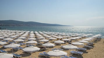 Privatstrand in der Nähe, Liegestühle, Sonnenschirme, Strandtücher