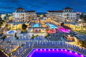 Un hôtel comprenant plusieurs bâtiments, une piscine et des espaces de détente en plein air.