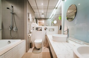 Family Room with SPA access | Bagno | Doccia, set di cortesia gratuito, asciugacapelli, pantofole