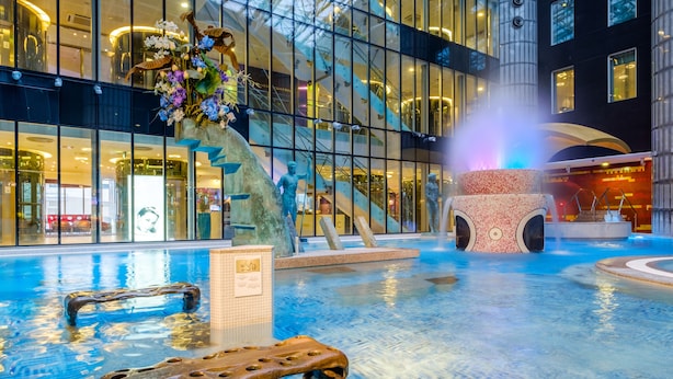 A swimming pool with a statue, a fountain, and a modern building in the background. - Tallink Spa and Conference Hotel (Tallinn)