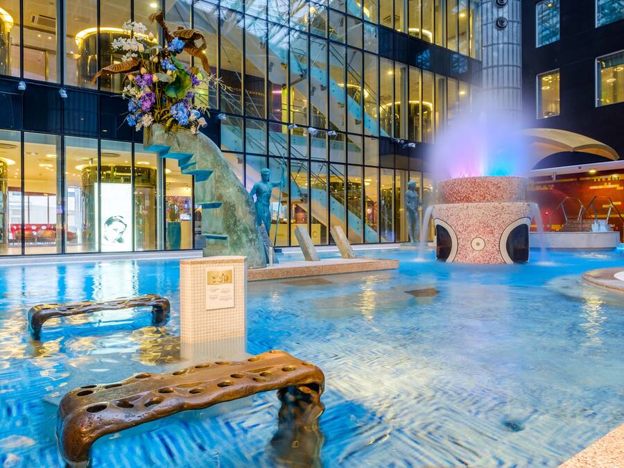 Una piscina cubierta, una piscina al aire libre de temporada, tumbonas