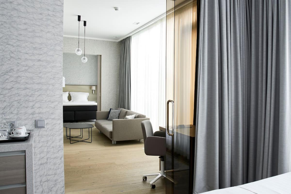 Suite, 2 Bedrooms with SPA access | 1 개의 침실, 저자극성 침구, 미니바, 객실 내 금고