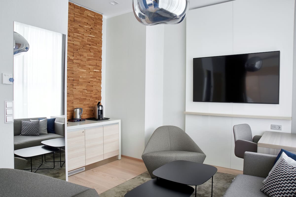 Suite, 1 Bedroom with SPA access | 1 개의 침실, 저자극성 침구, 미니바, 객실 내 금고