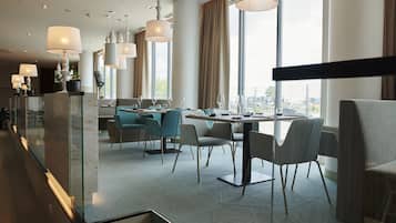 Phục vụ bữa sáng, bữa trưa và bữa tối