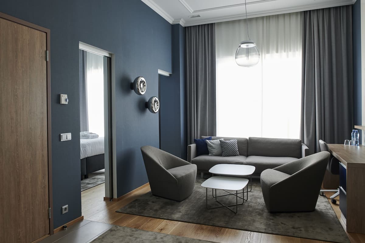 Suite, 1 Bedroom with SPA access | 1 개의 침실, 저자극성 침구, 미니바, 객실 내 금고