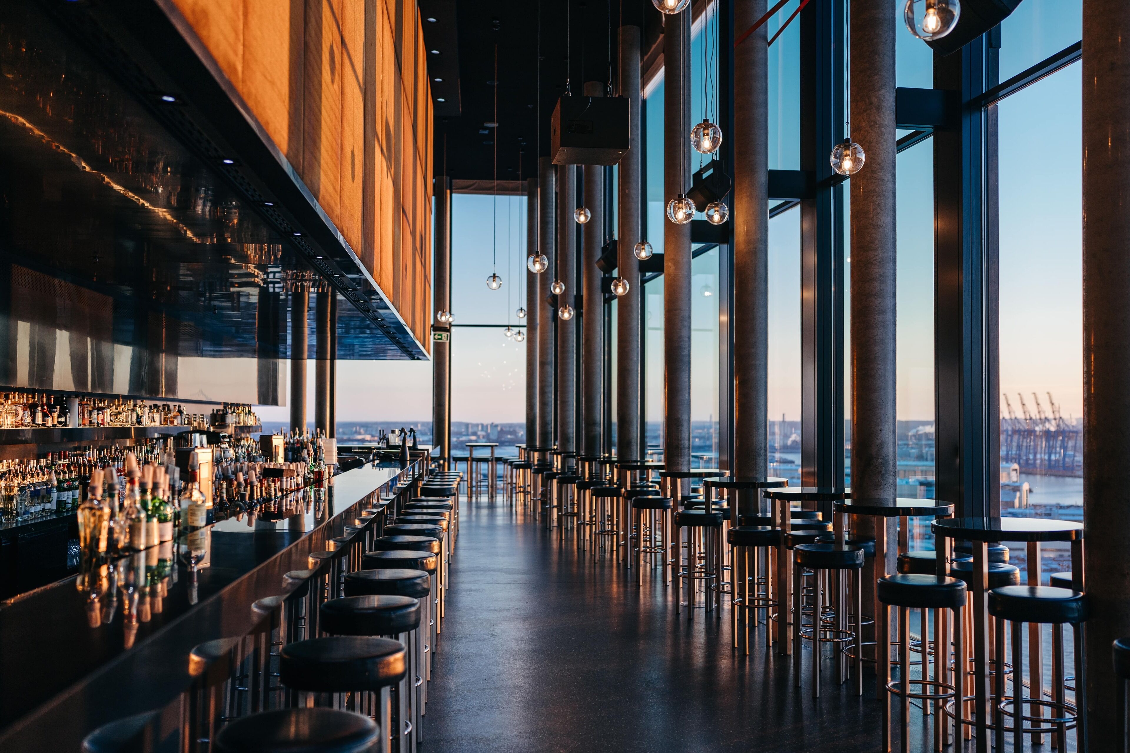 Sert le déjeuner et le dîner