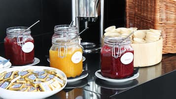 Desayuno buffet diario (EUR 28 por persona)