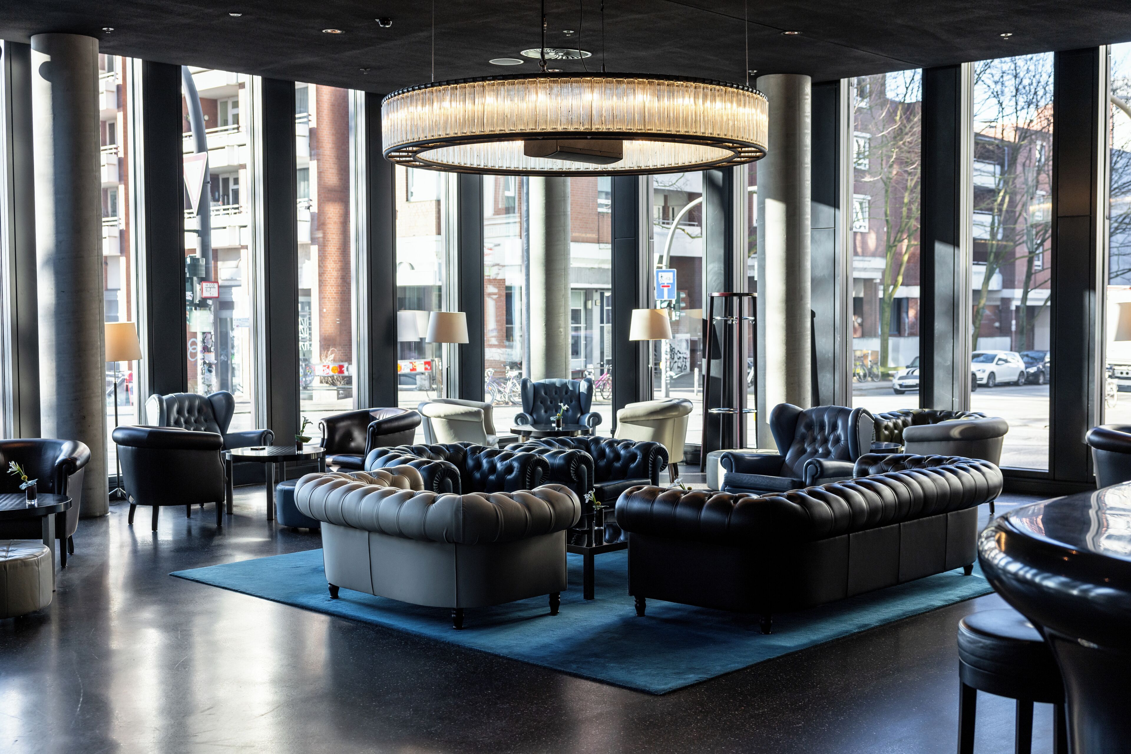 Sert le déjeuner et le dîner