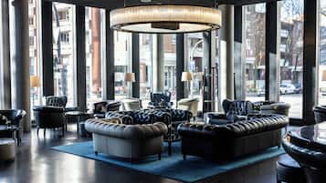 Sert le déjeuner et le dßner