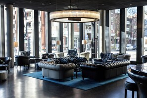 Serves lunch and dinner - Empire Riverside Hotel (Hamburg)