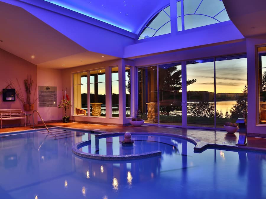 Salas de tratamiento para parejas, un sauna, una bañera de hidromasaje