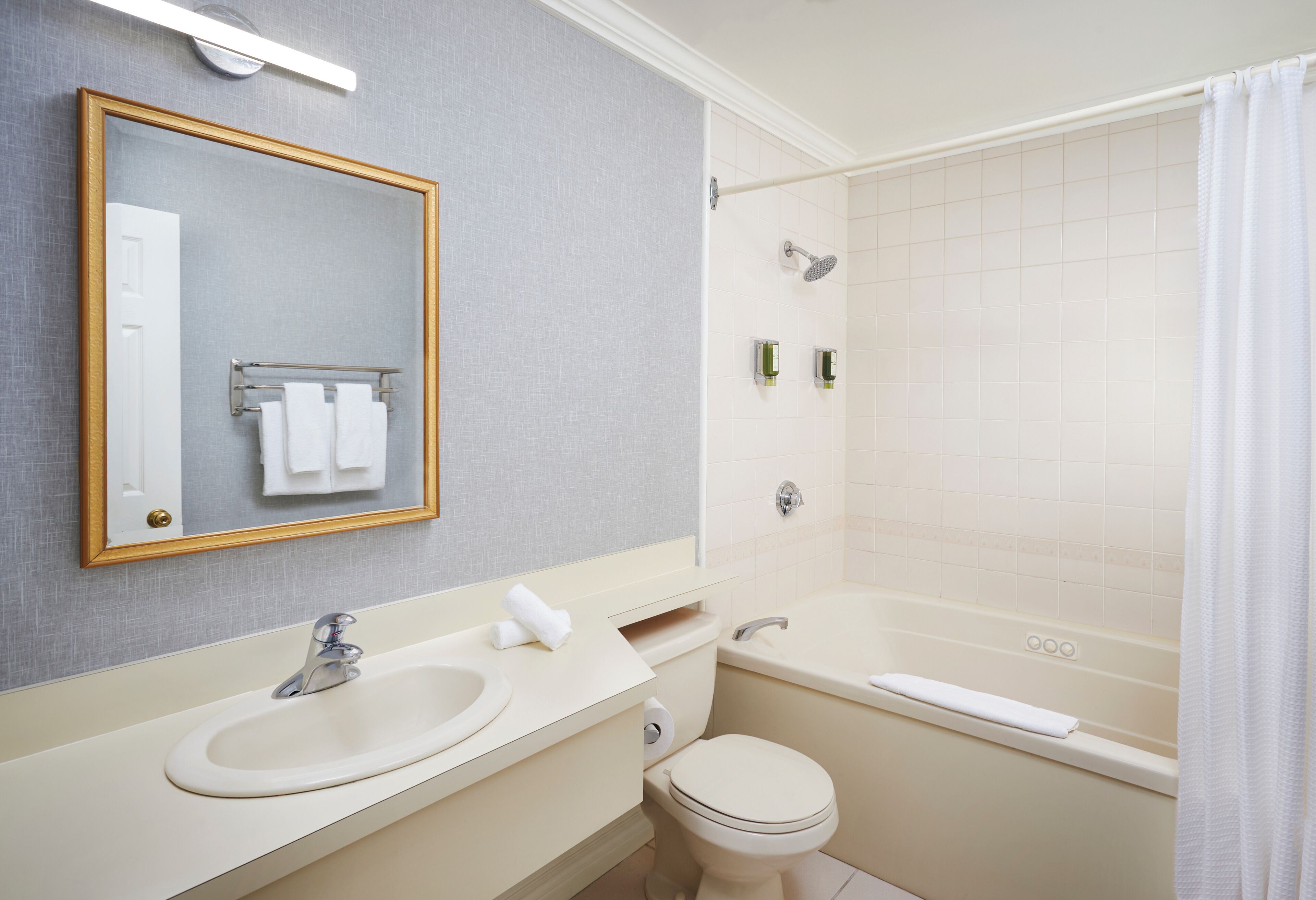 Un baño moderno con lavamanos, inodoro y bañera.