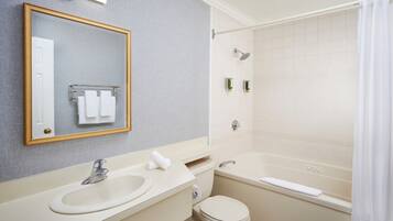 Un baño moderno con lavamanos, inodoro y bañera.