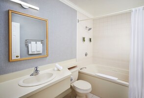Un baño moderno con lavamanos, inodoro y bañera.