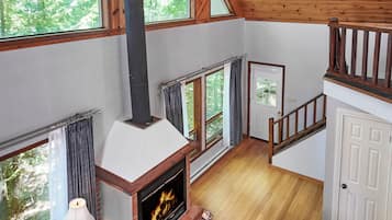 Eastwoods Cottage | Opholdsområde | 20-tommers fladskærms-tv med satellitkanaler