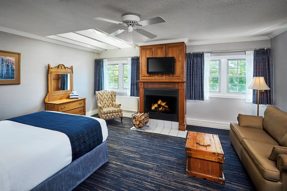 Standard Lakewinds Room IV | Premium bedding, pillowtop beds, individually decorated