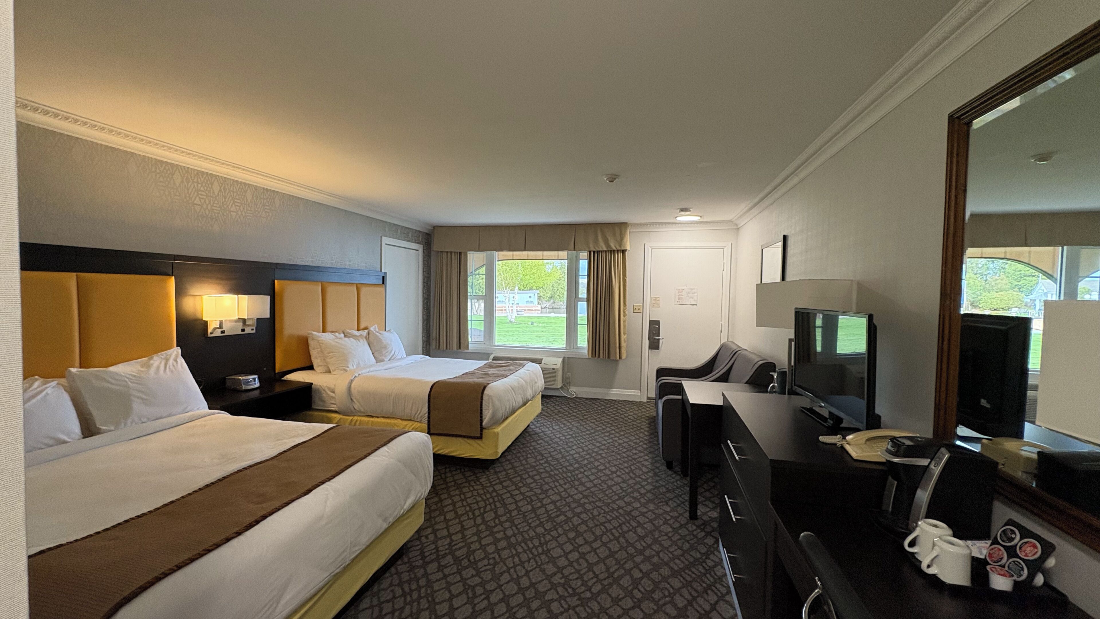 Rom – exclusive | Sengetøy av topp kvalitet, skrivebord for bærbar PC og blendingsgardiner