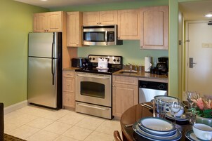 Frigorífico grande, microondas, placa de cocina y lavavajillas