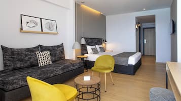 Escritorio, espacio para trabajar con laptop y cortinas blackout