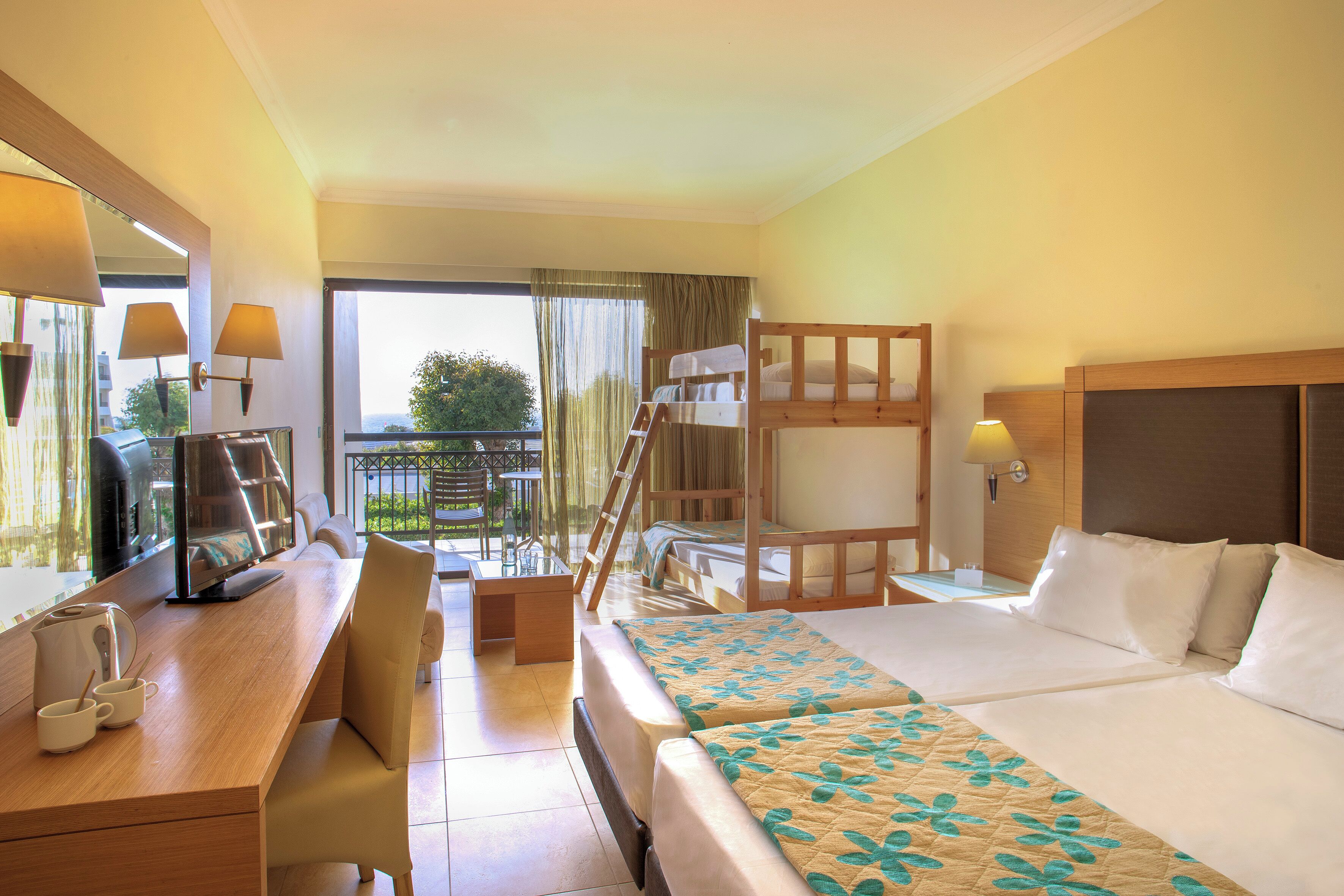 Yksilöllisesti kalustettu, työpöytä