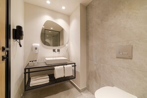 Ilmaiset hygieniatuotteet, hiustenkuivaaja, pyyhkeet