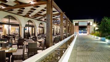 2 restauranter, frokost, lunsj og middag serveres, middelhavsretter