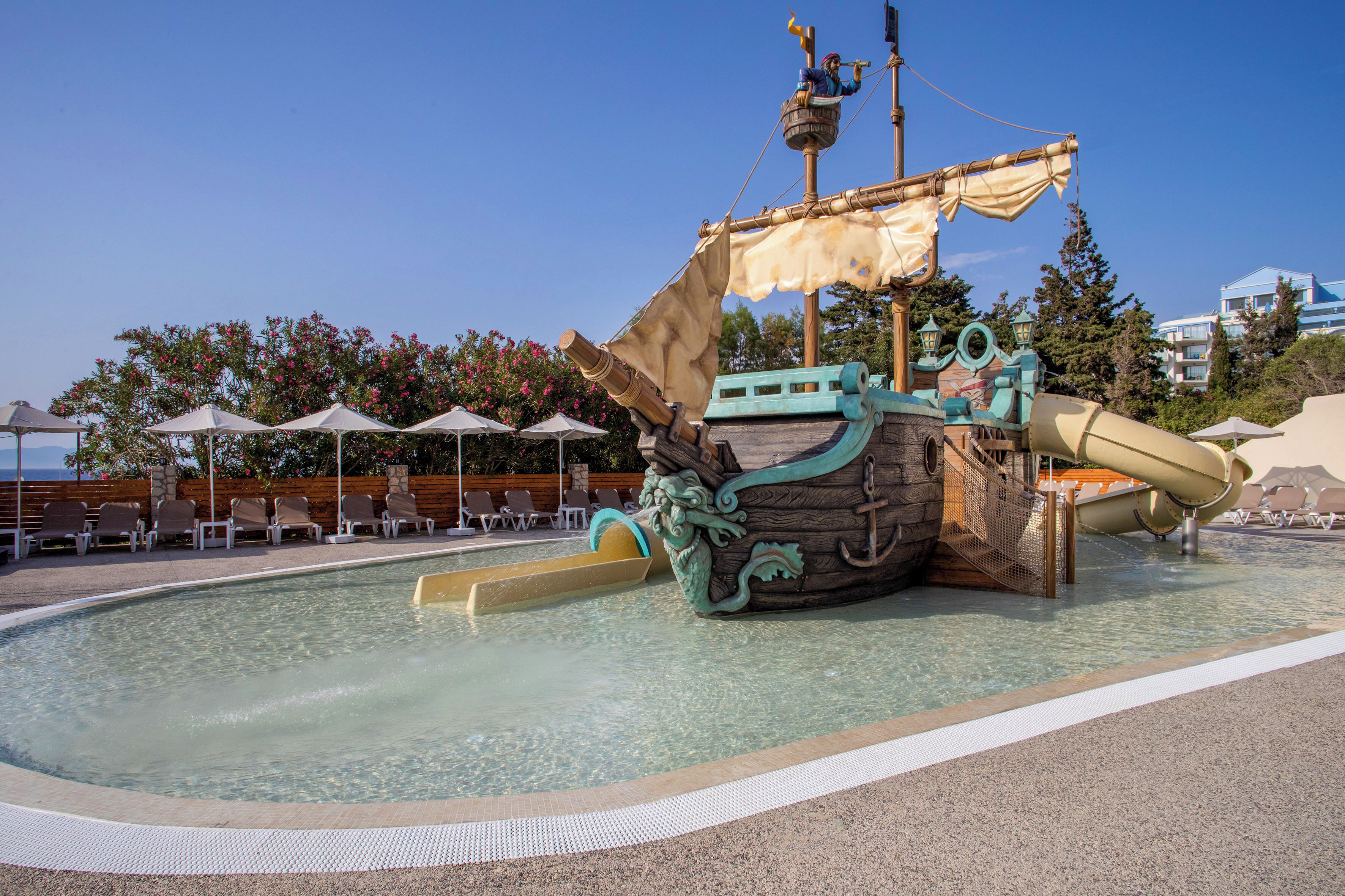 Außenpool (je nach Saison geöffnet), Sonnenschirme, Liegestühle