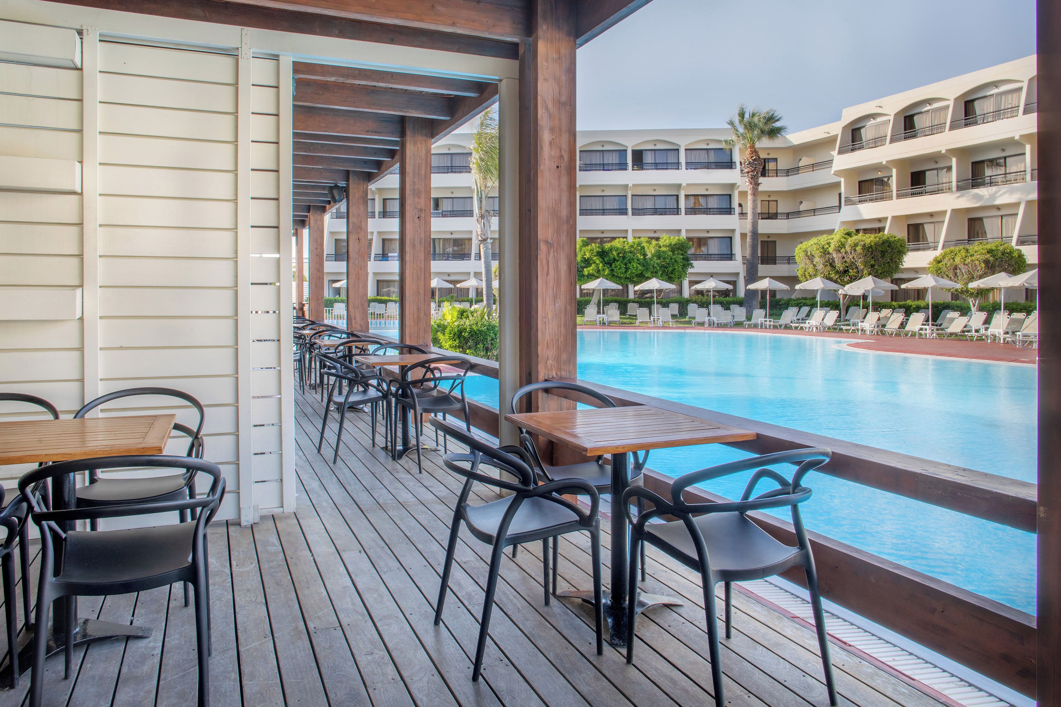 2 か所のレストラン、朝食、ランチ、ディナーに営業 (地中海料理)