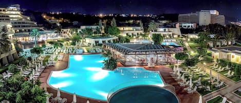 En säsongsöppen utomhuspool, parasoller och solstolar