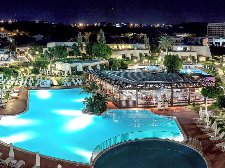 Piscina externa sazonal, guarda-sóis, espreguiçadeiras