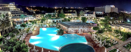 Seasonal outdoor pool, pool umbrellas, pool loungers. Sol Cosmopolitan Rhodes - All inclusive