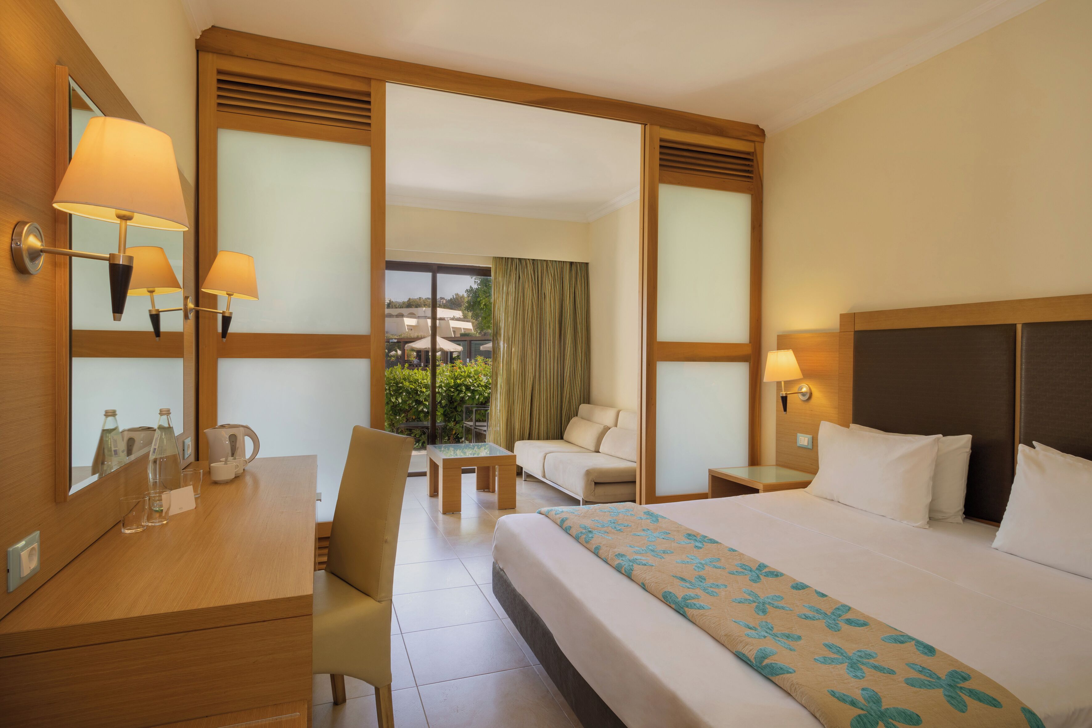 Yksilöllisesti kalustettu, työpöytä