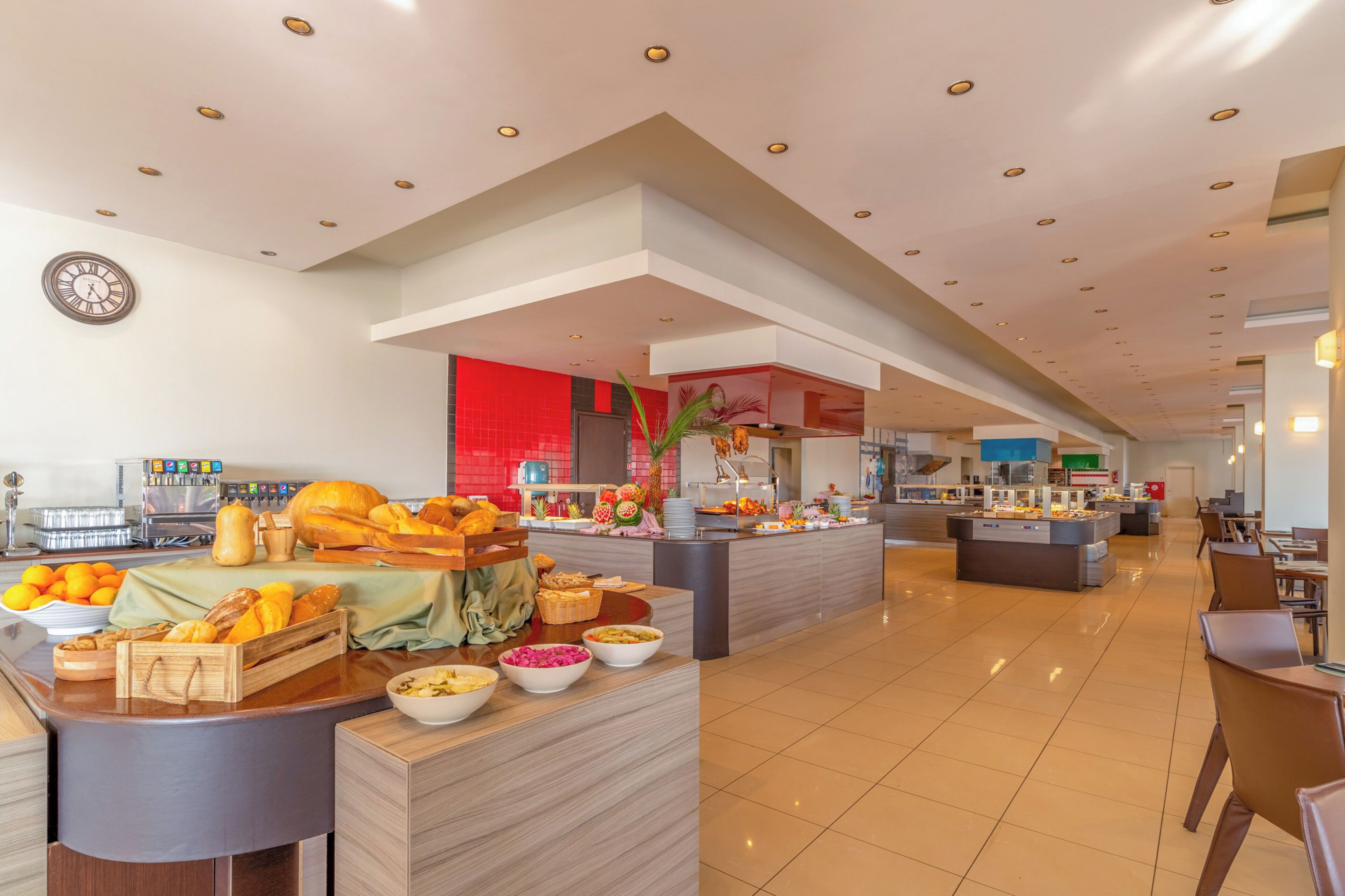 2 restaurants; breakfast, lunch, and dinner served