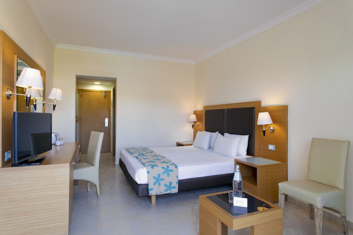 1 chambre, ameublement personnalisé, bureau