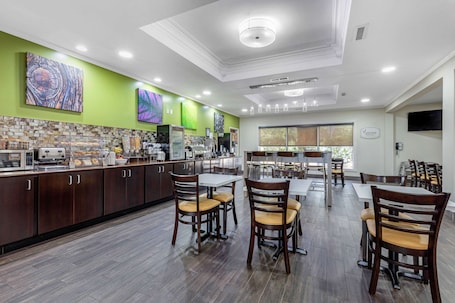 Desayuno bufé gratuito y diario. Sleep Inn & Suites Millbrook - Prattville