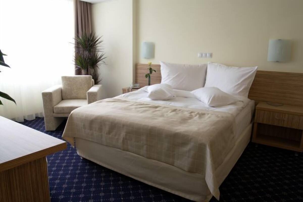 Premium bedding, minibar, in-room safe, iron/ironing board