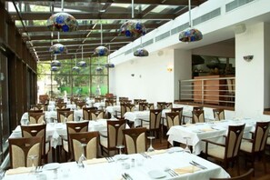 حيث تُقدم وجبات الإفطار، الغداء، العشاء، إطلالات على الحديقة