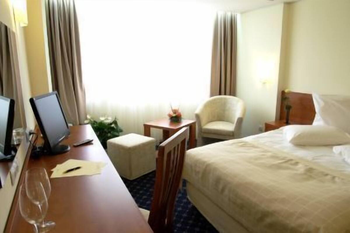 Premium bedding, minibar, in-room safe, iron/ironing board