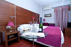 Minibar, desk, soundproofing, iron/ironing board - Hotel Rural Spa Don Juan De Austria (Jarandilla de la Vera)