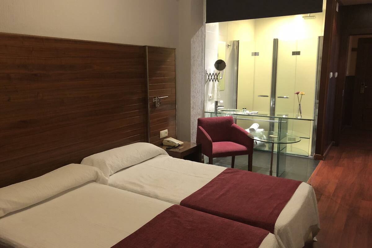 minibar, desk, soundproofing, iron/ironing board