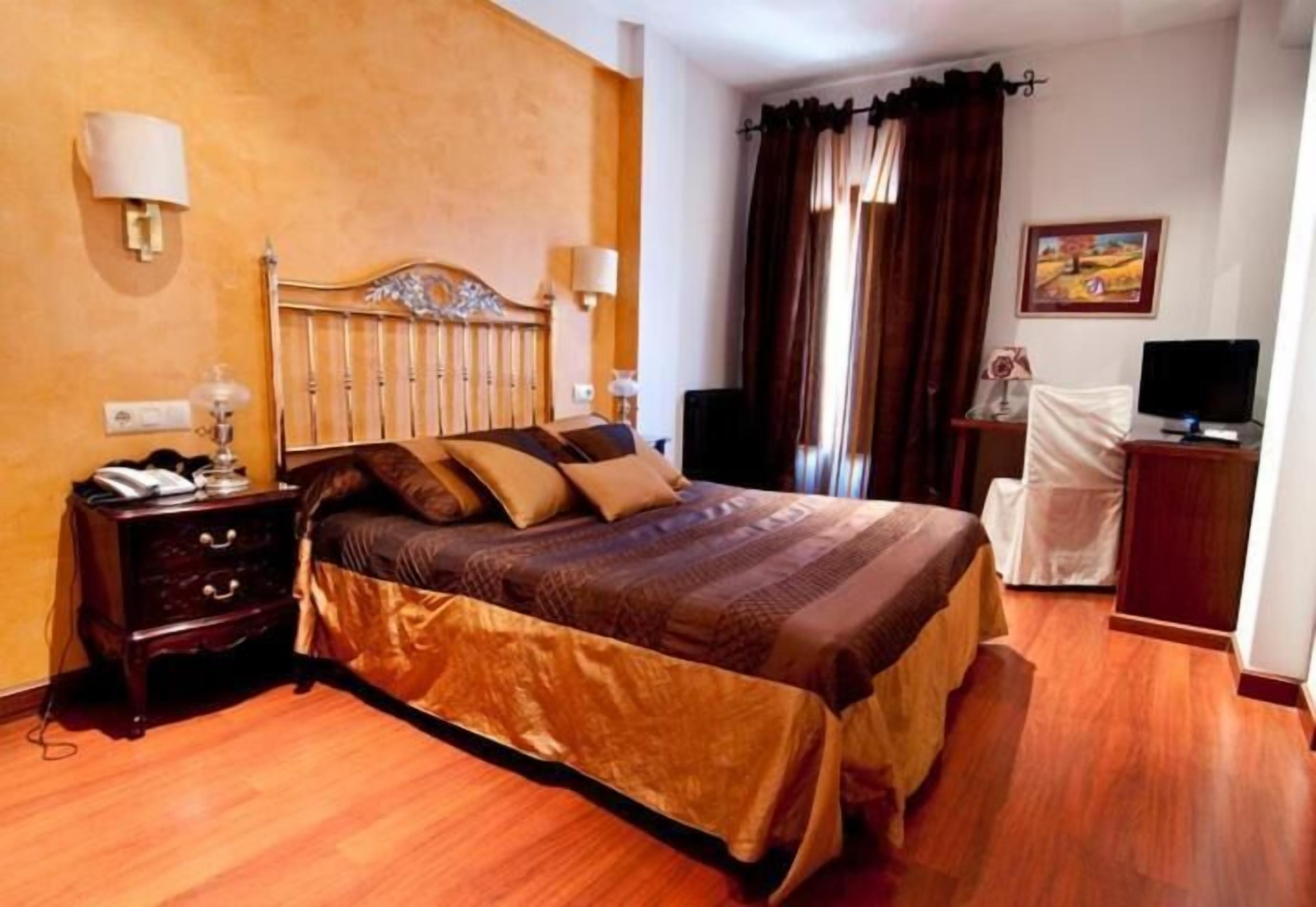 minibar, desk, soundproofing, iron/ironing board