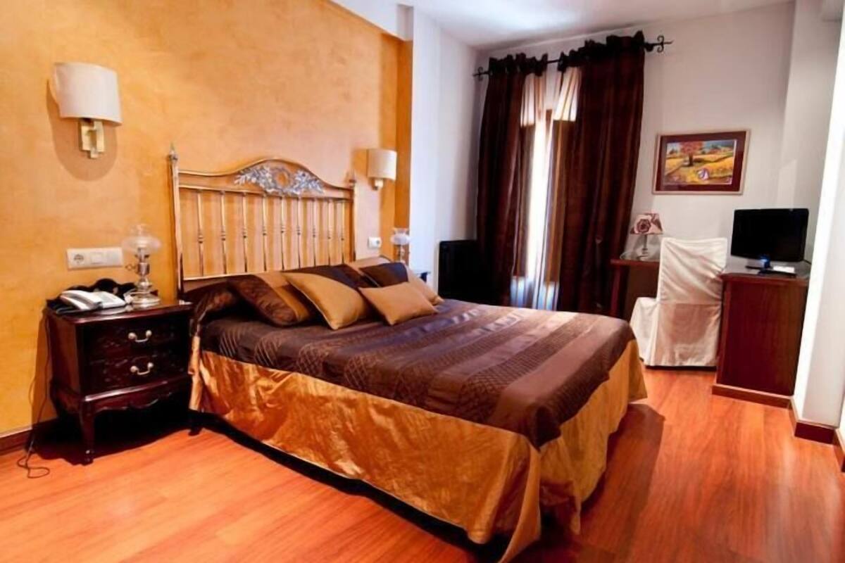 minibar, desk, soundproofing, iron/ironing board