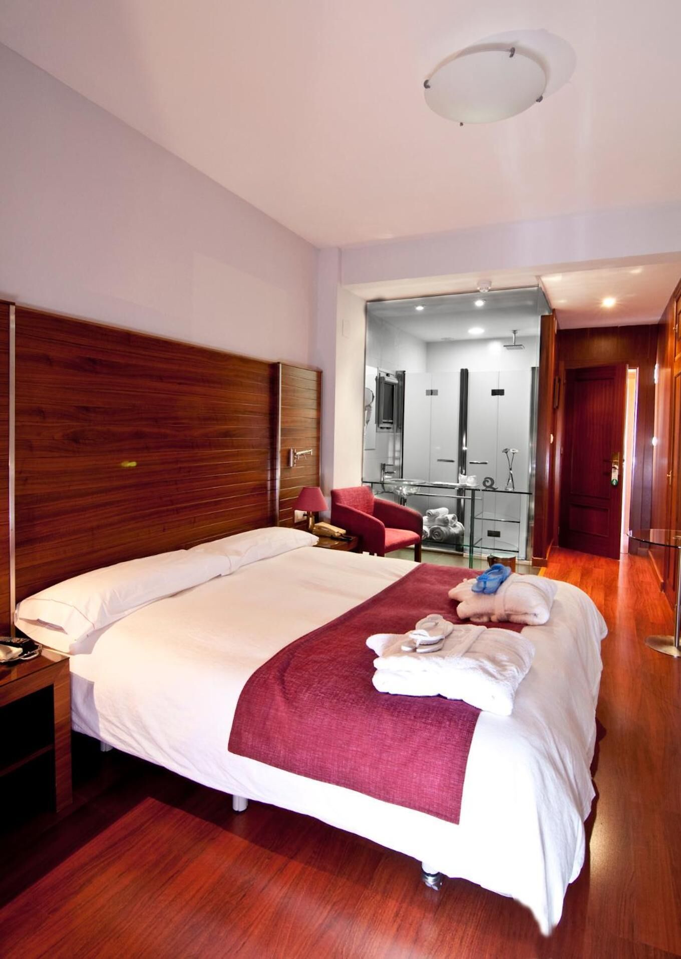 minibar, desk, soundproofing, iron/ironing board