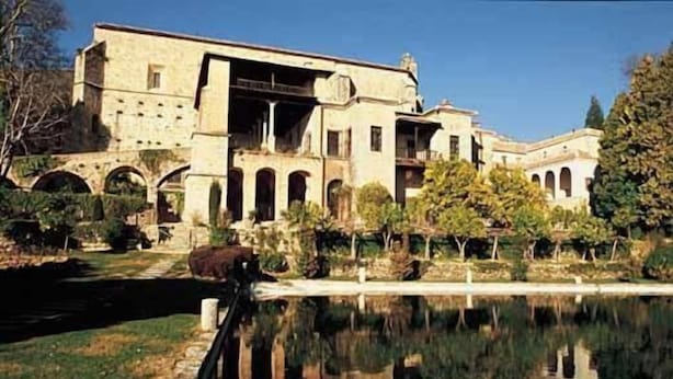 A historic building with arched windows and a courtyard. - Hotel Rural Spa Don Juan De Austria (Jarandilla de la Vera)