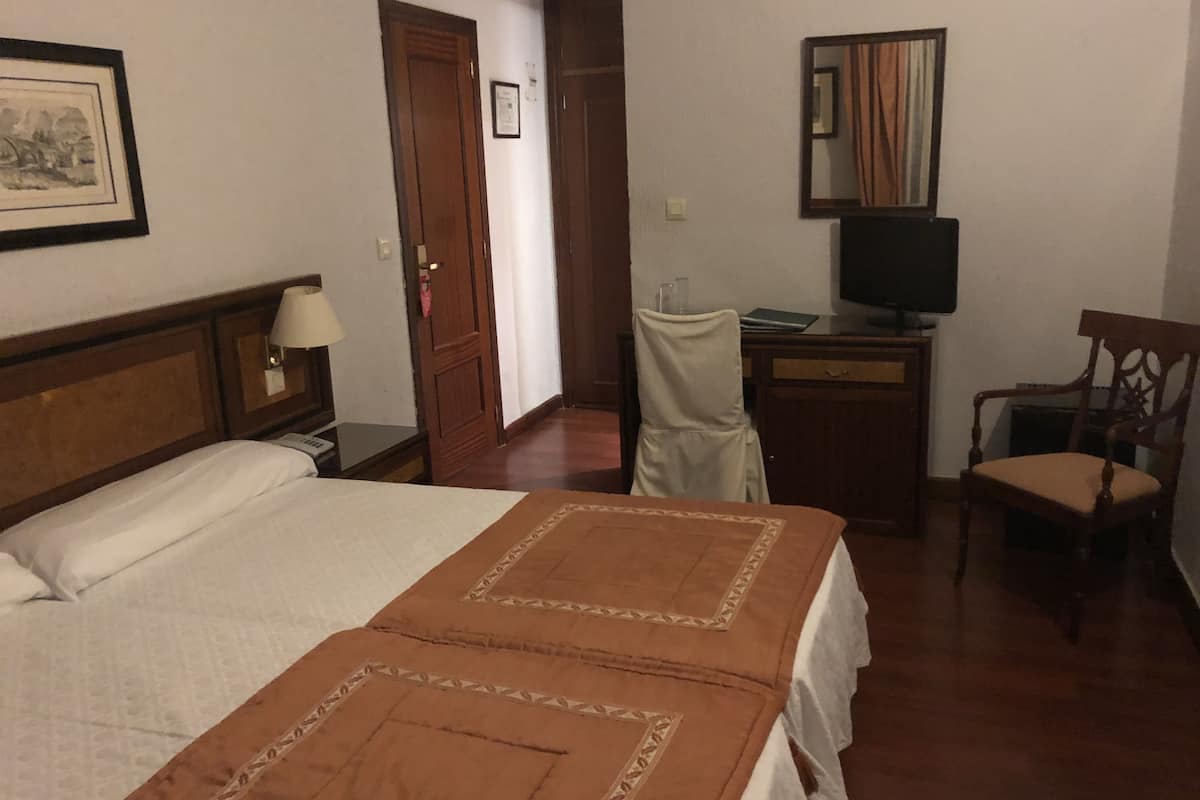 Economy Double Room, Courtyard View | Bar mini, meja, kalis bunyi, seterika/papan seterika
