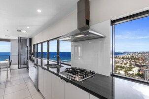 Apartamento, 3 habitaciones (Skyhome) | Cocina privada | Frigorífico grande, microondas, horno y placa de cocina