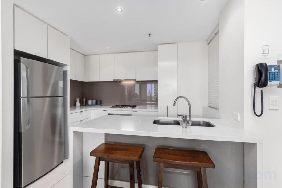 Refrigerador con freezer, microondas, horno, placa de cocina