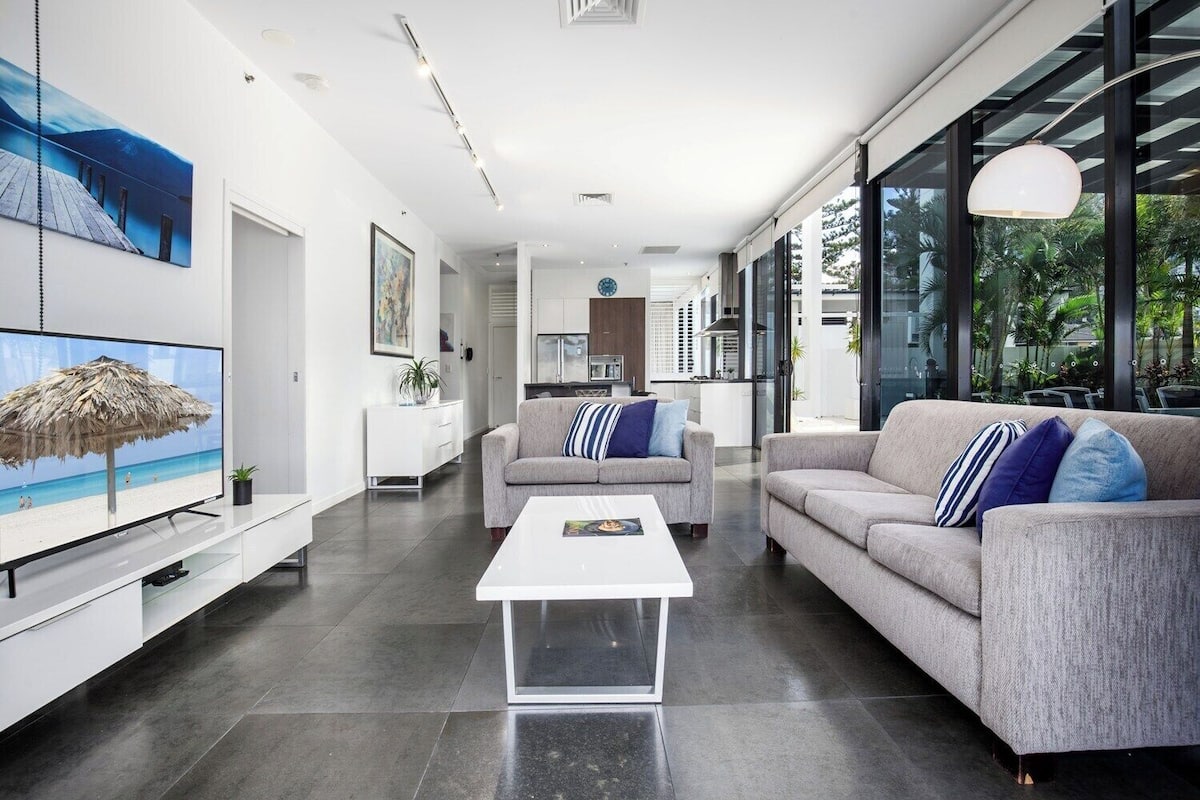 3 Bedroom Beach House | Living area